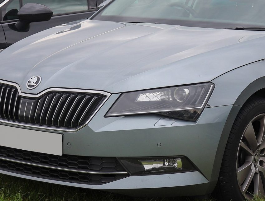 Scheinwerfer eines grauen Skoda Superb III