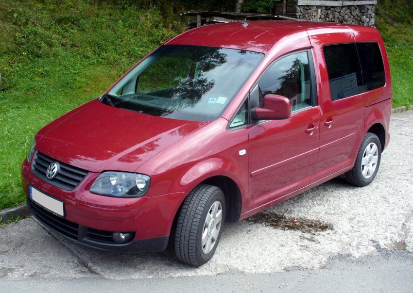 Roter VW Caddy, Seitenansicht