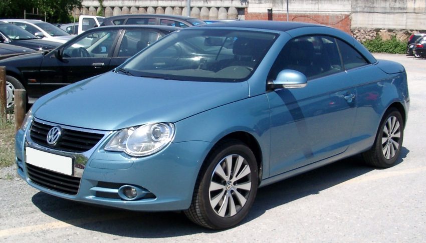 Blauer VW Eos
