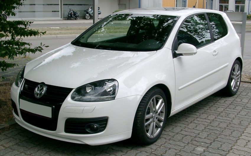 Weisser VW Golf 5 GT Frontansicht