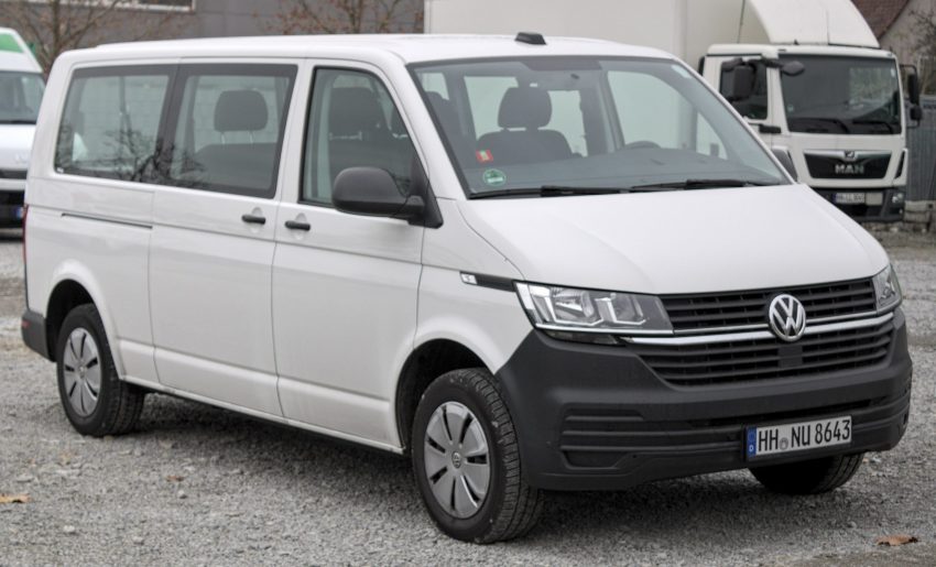 Weisser VW Transporter T6.1 Frontansicht