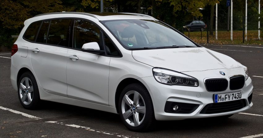 Weißer BMW 2er Gran Tourer Front/Seite