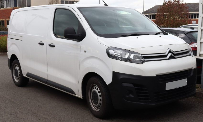 Weißer Citroen Jumpy in der Seitenansicht