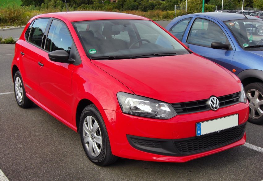 Roter VW Polo V Frontansicht