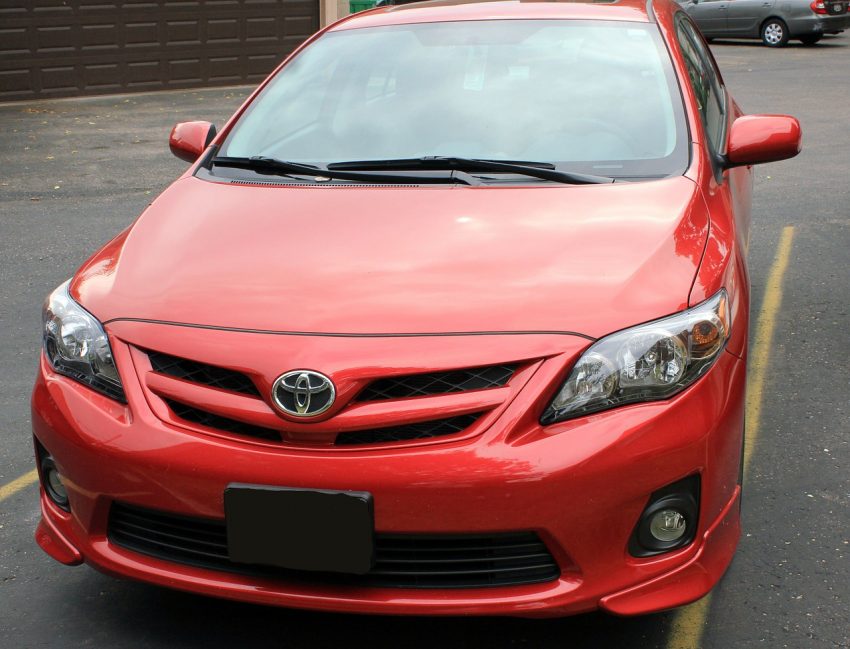 Toyota Corolla (Rot, Frontansicht)