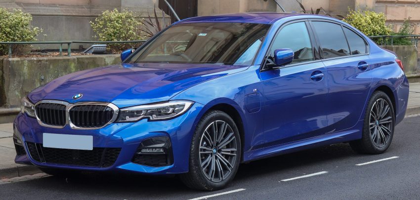 Blauer BMW 3er 330e M Sport