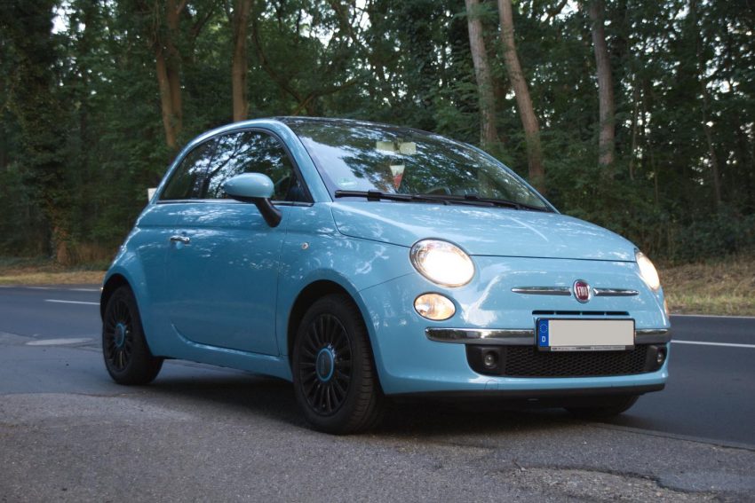Fiat 500 blau Seitenansicht