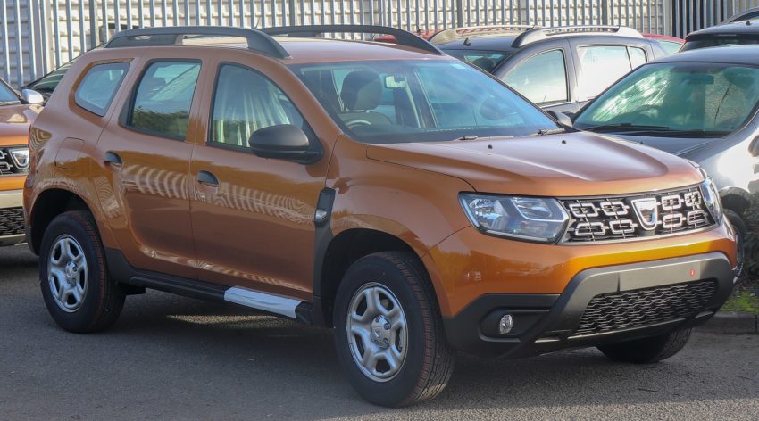 Frontansicht eines orangenen Dacia Duster 2