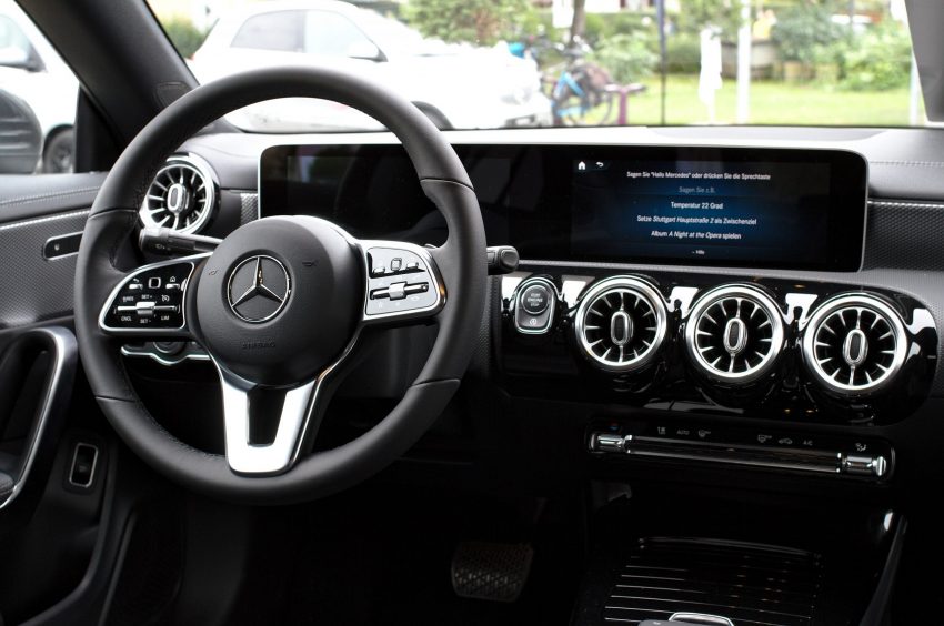 Mercedes Benz Infotainment MBUX Display