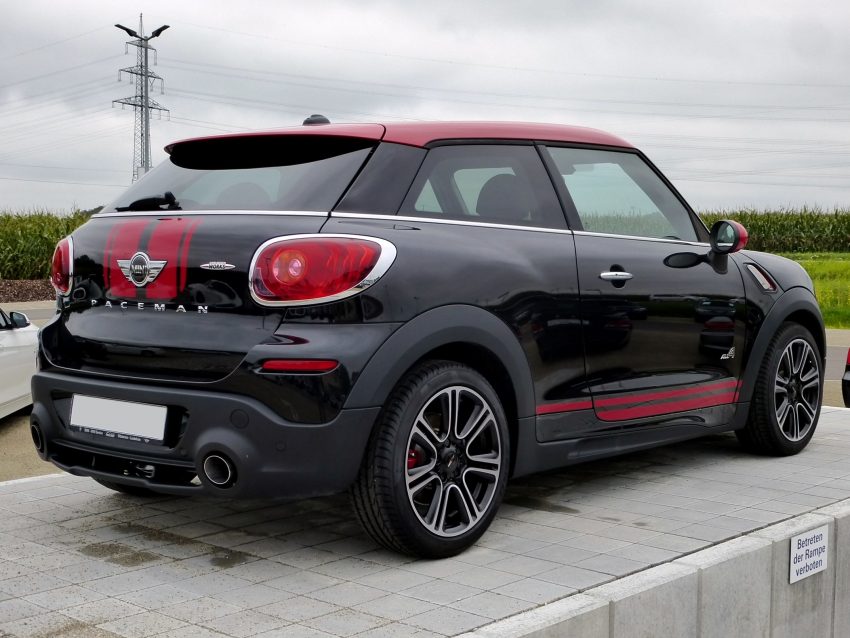 Heckansicht eines schwarz-roten Mini Paceman