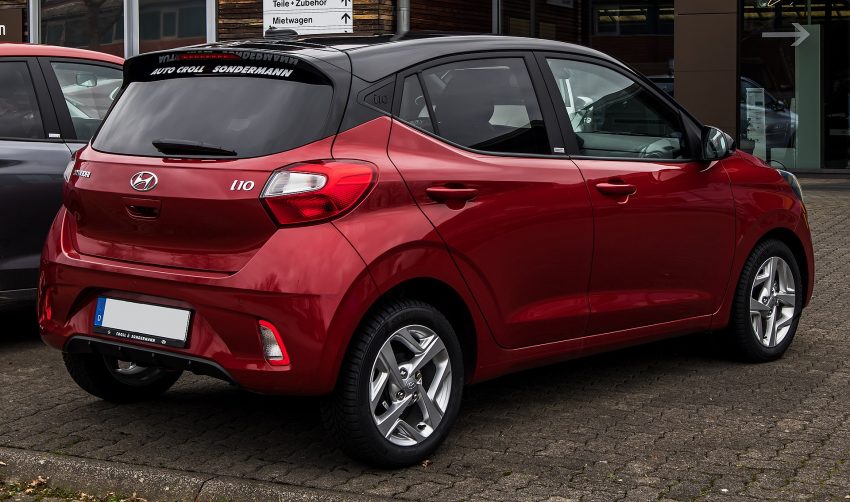 Heckansicht eines roten Hyundai i10