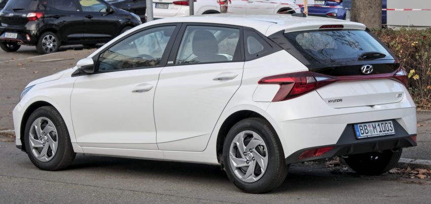Heckansicht eines weißen Hyundai i20