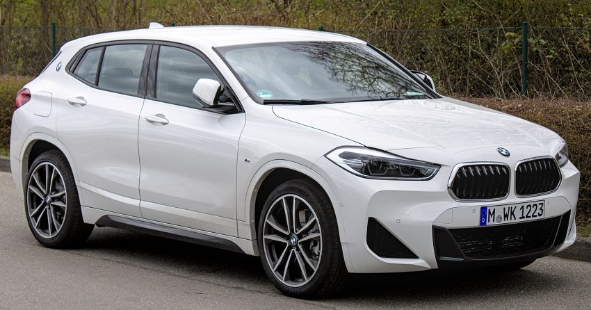 Frontansicht eines weißen BMW X2