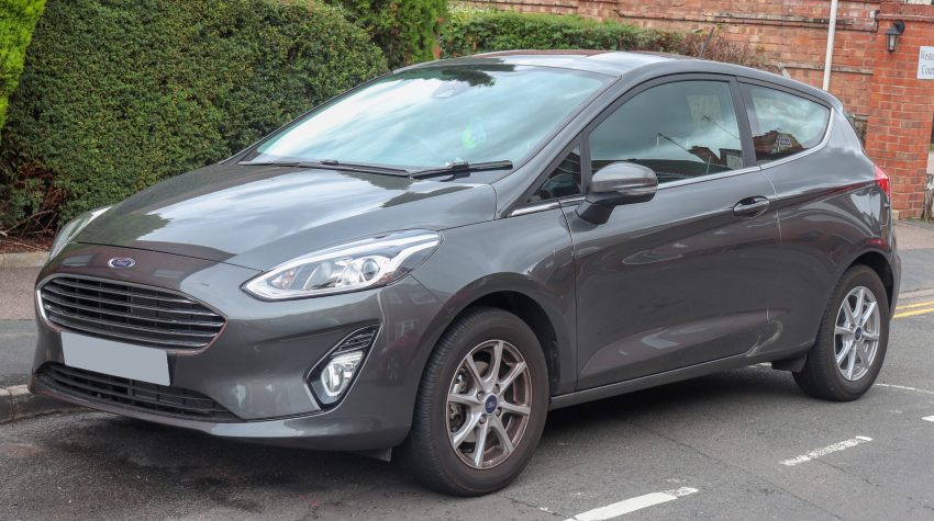Frontansicht eines anthraziten Ford Fiesta 18