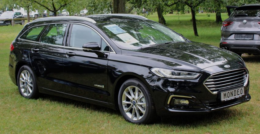 Frontansicht eines schwarzen Ford Mondeo Turnier