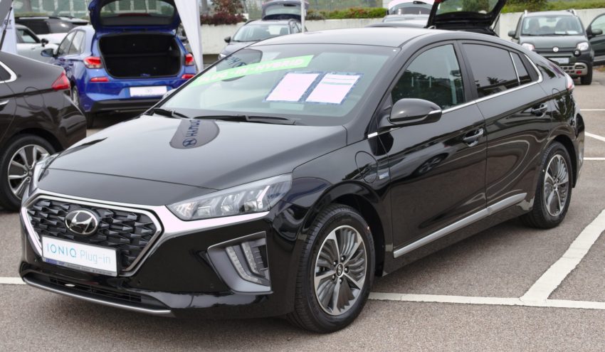 Frontansicht eines schwarzen Hyundai Ioniq Plug-in