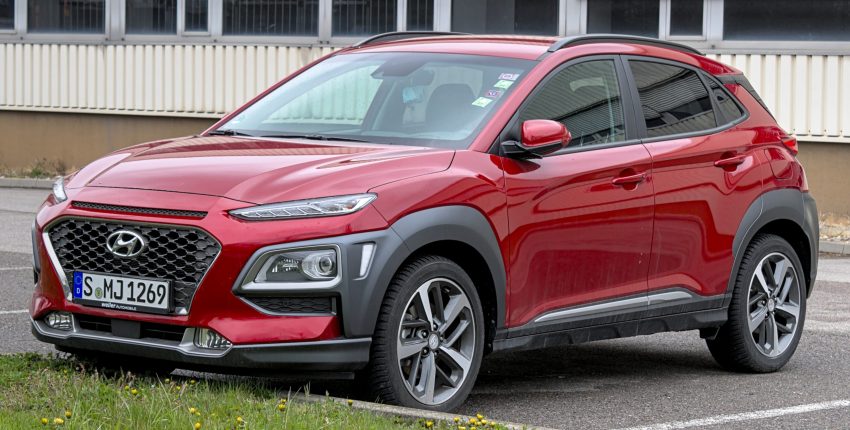 Frontansicht eines roten Hyundai Kona