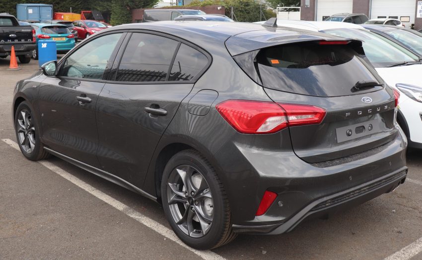 Heckansicht eines schwarzen Ford Focus 18