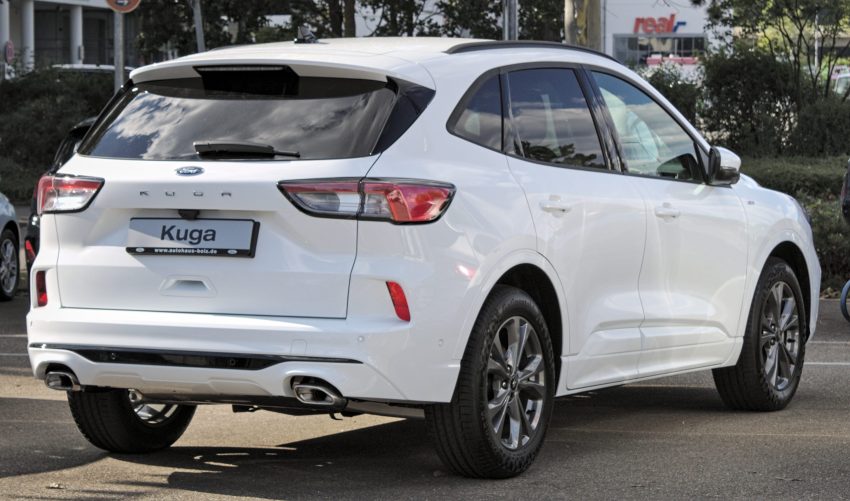 Heckansicht eines weißen Ford Kuga '20