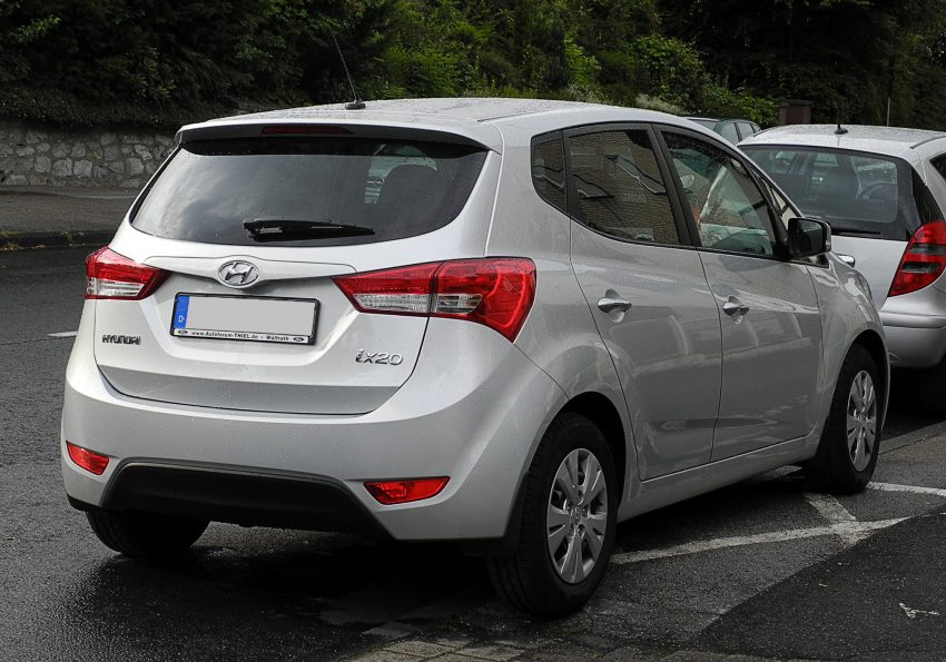 Heckansicht eines silbernen Hyundai ix20