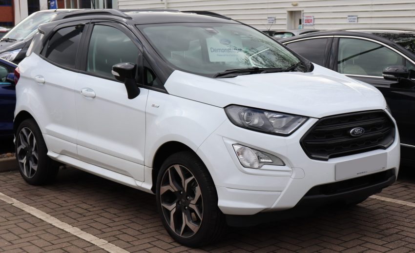 Frontansicht eines weißen Ford EcoSport ST-Line
