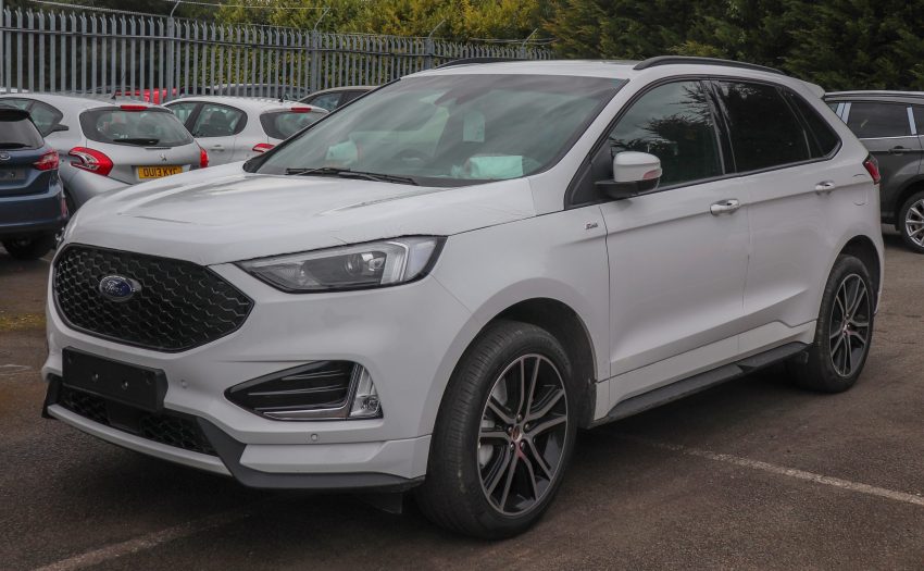 Frontansicht eines weißen Ford Edge ST-Line