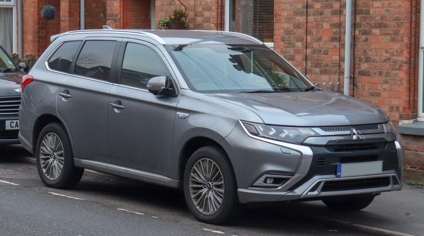 Frontansicht eines anthraziten Mitsubishi Outlander