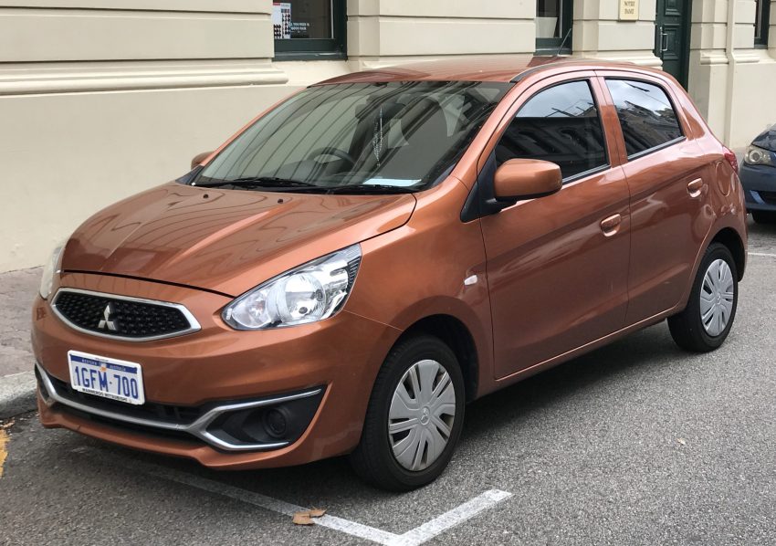 Frontansicht eines bronzefarbenen Mitsubishi Space Star