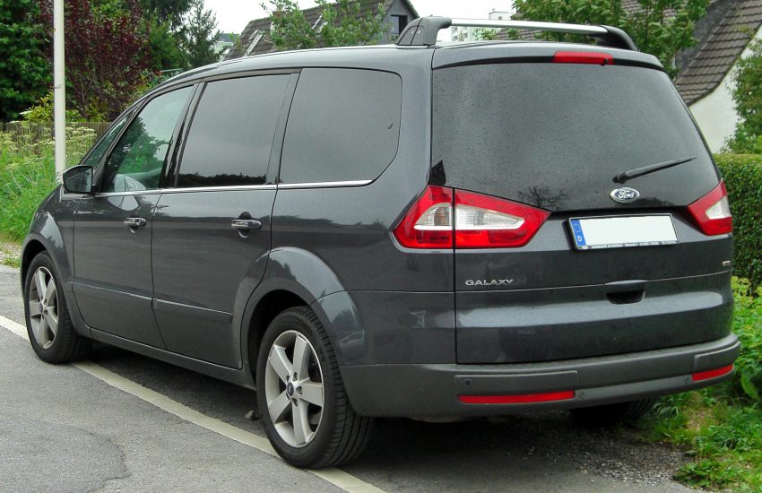 Heckansicht eines anthraziten Ford Galaxy II
