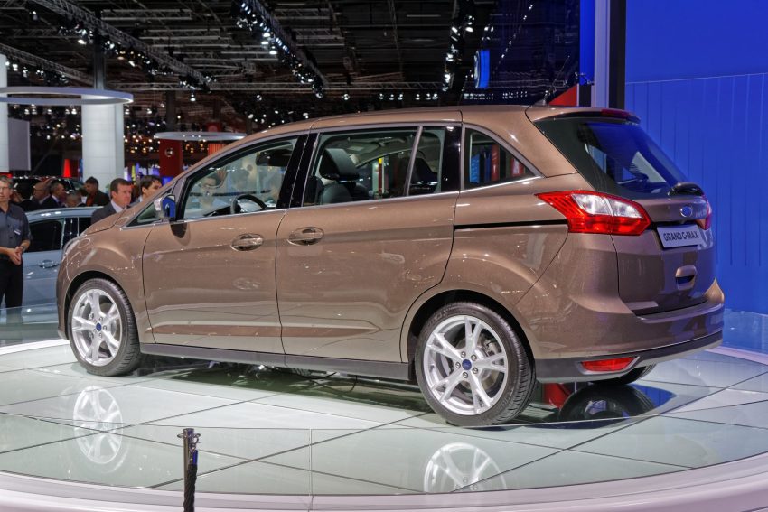 Heckansicht eines bronzefarbenen Ford C-Max