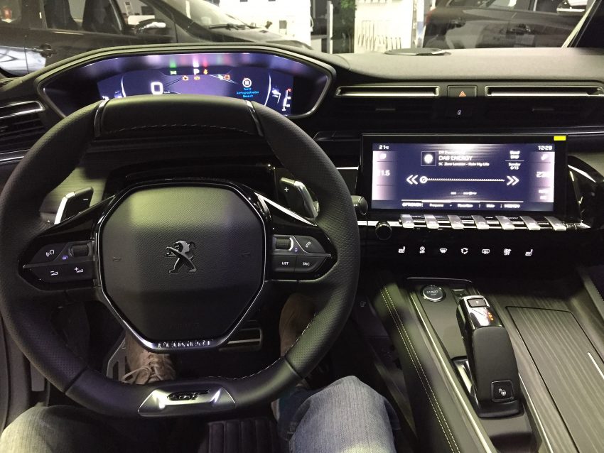 Peugeot Infotainment Cockpit Bildschirm