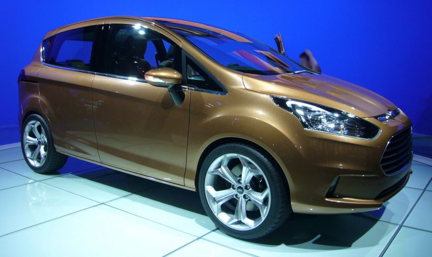 Seitenansicht eines bronzefarbenen Ford B-Max