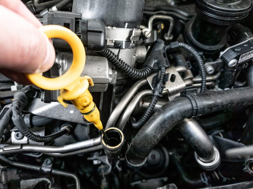 Kontrolle Motor Öl Messstab beim Service Kundendienst in der Werkstatt