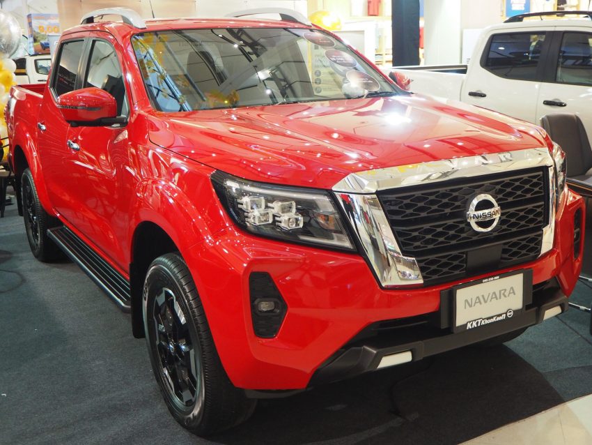 Frontansicht roter Nissan Navara