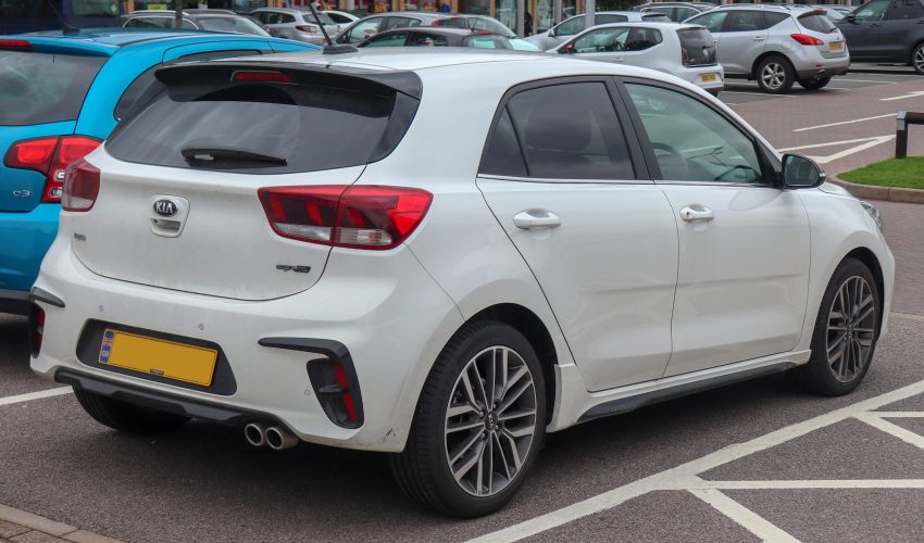 Heckansicht weißer Kia Rio GT-Line