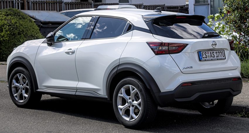 Heckansicht weißer Nissan Juke