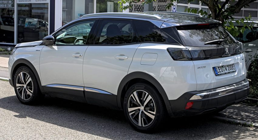 Heckansicht eines weißen Peugeot 3008 Facelift