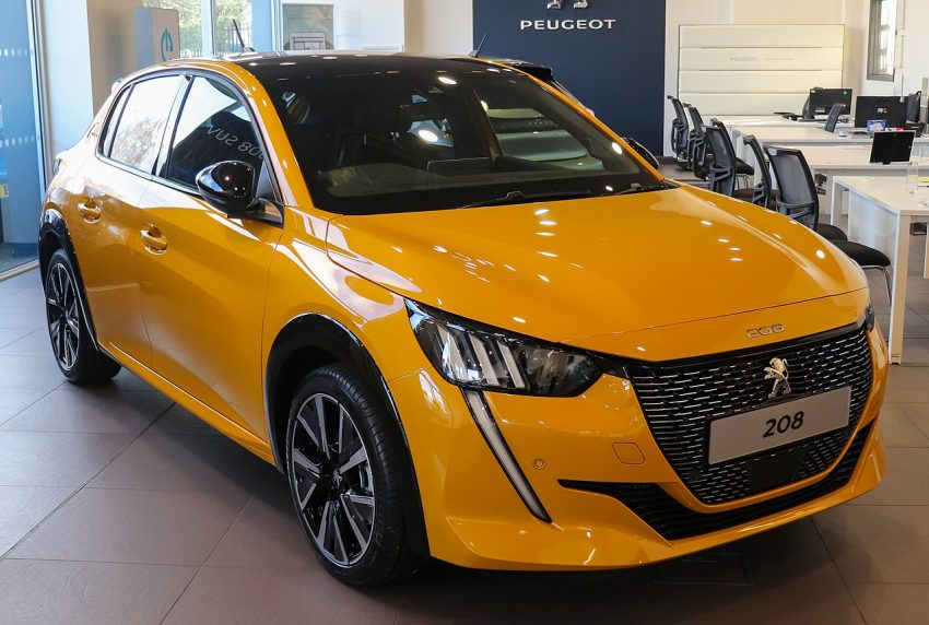 Frontansicht gelber Peugeot 208 GT-Line