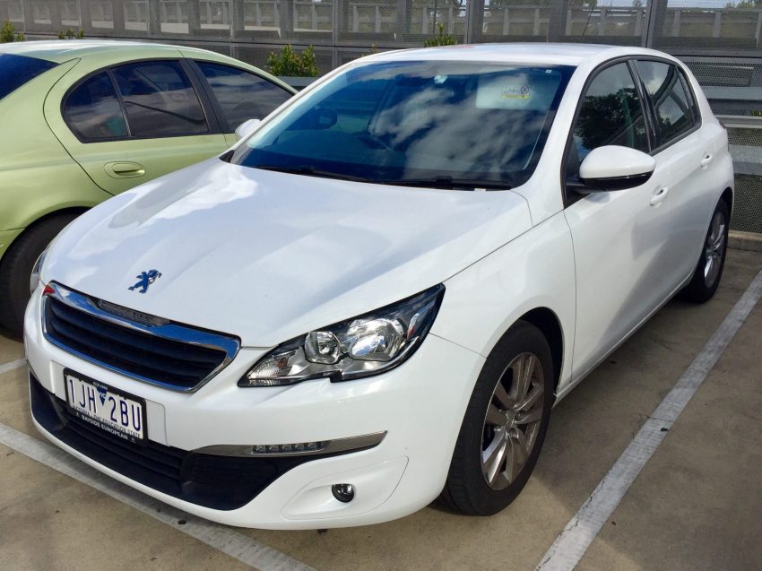Frontansicht weißer Peugeot 308