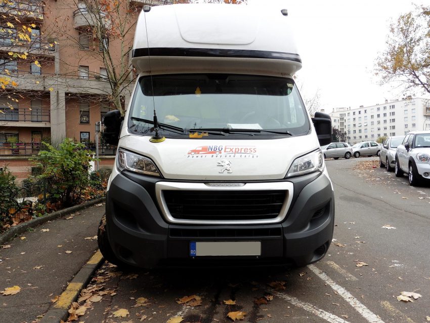 Frontansicht weißer Peugeot Boxer