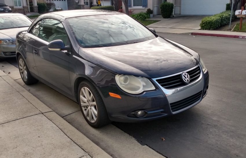 Frontansicht blauer VW Eos