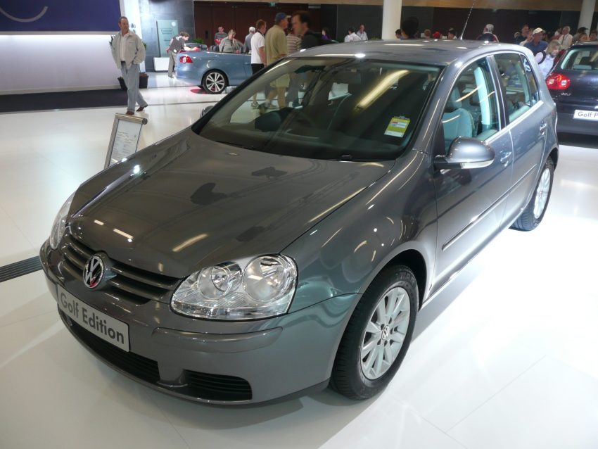 Frontansicht dunkelgrauer VW Golf 5