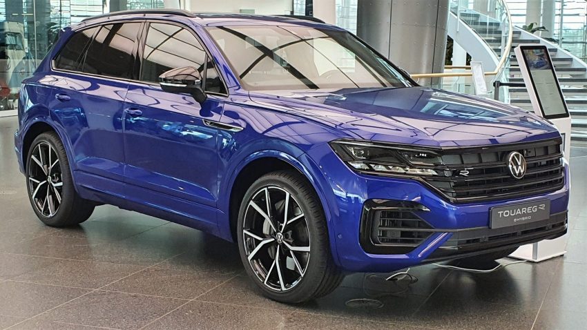 Frontansicht blauer VW Touareg R