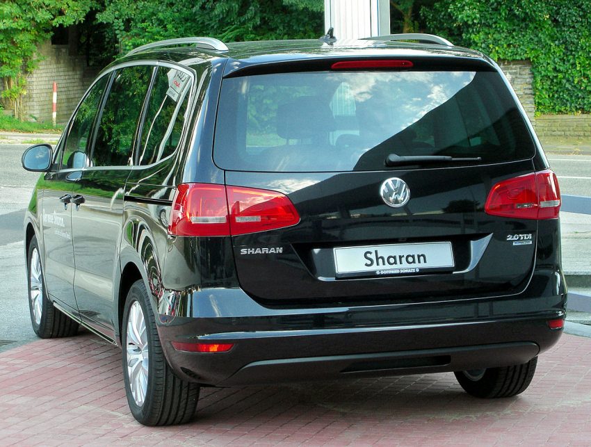 Heckansicht schwarzer VW Sharan II