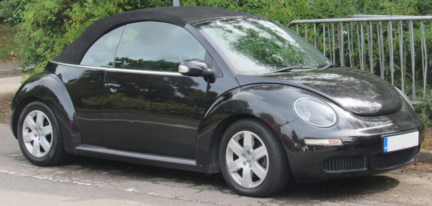 Seitenansicht schwarzer VW New Beetle Cabrio