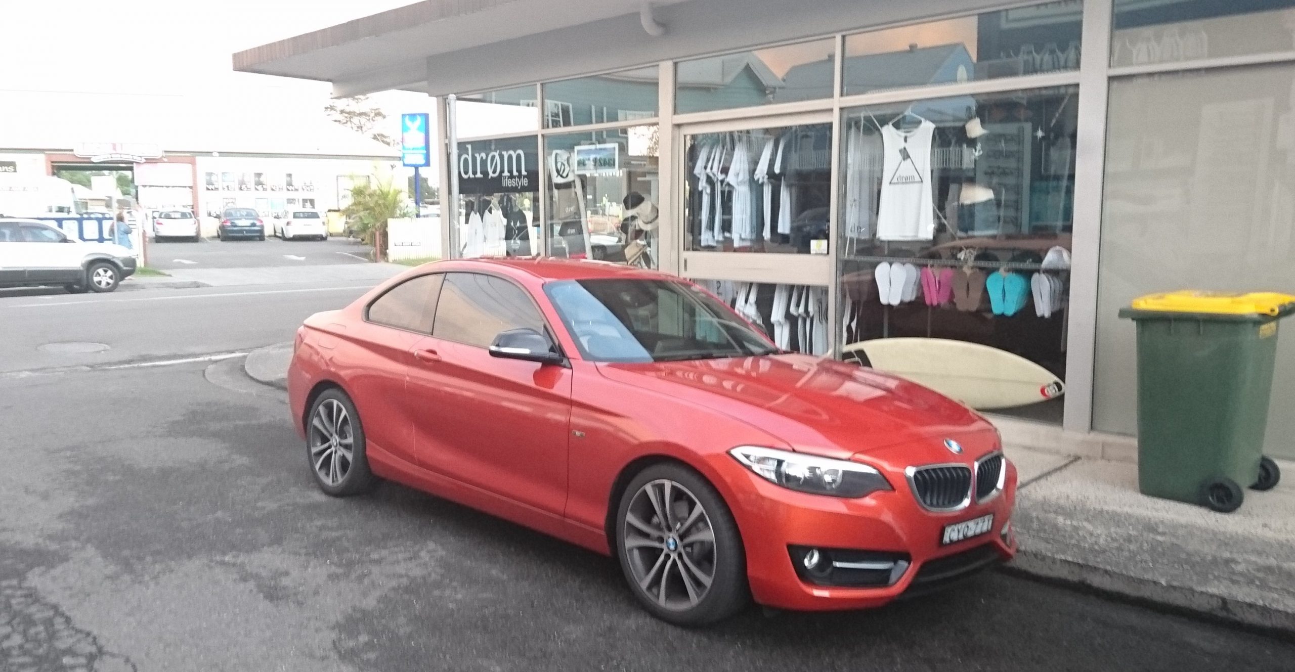 Frontansicht roter BMW 2er