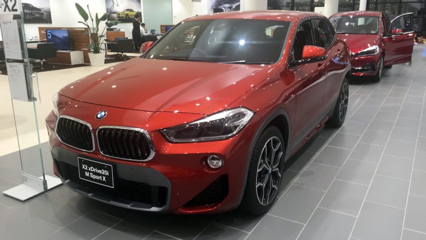 Frontansicht roter BMW X2