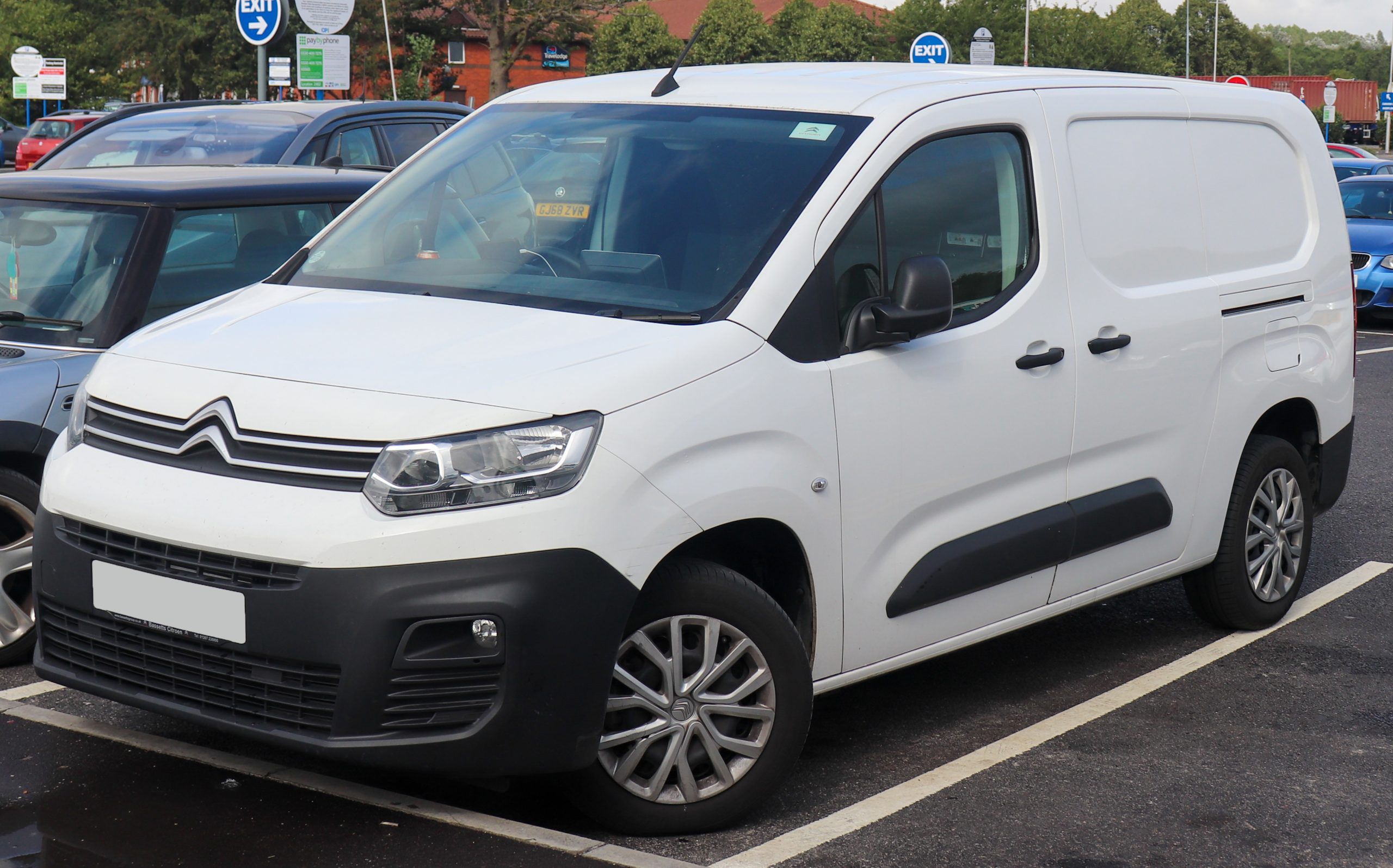 Frontansicht weißer Citroen Berlingo