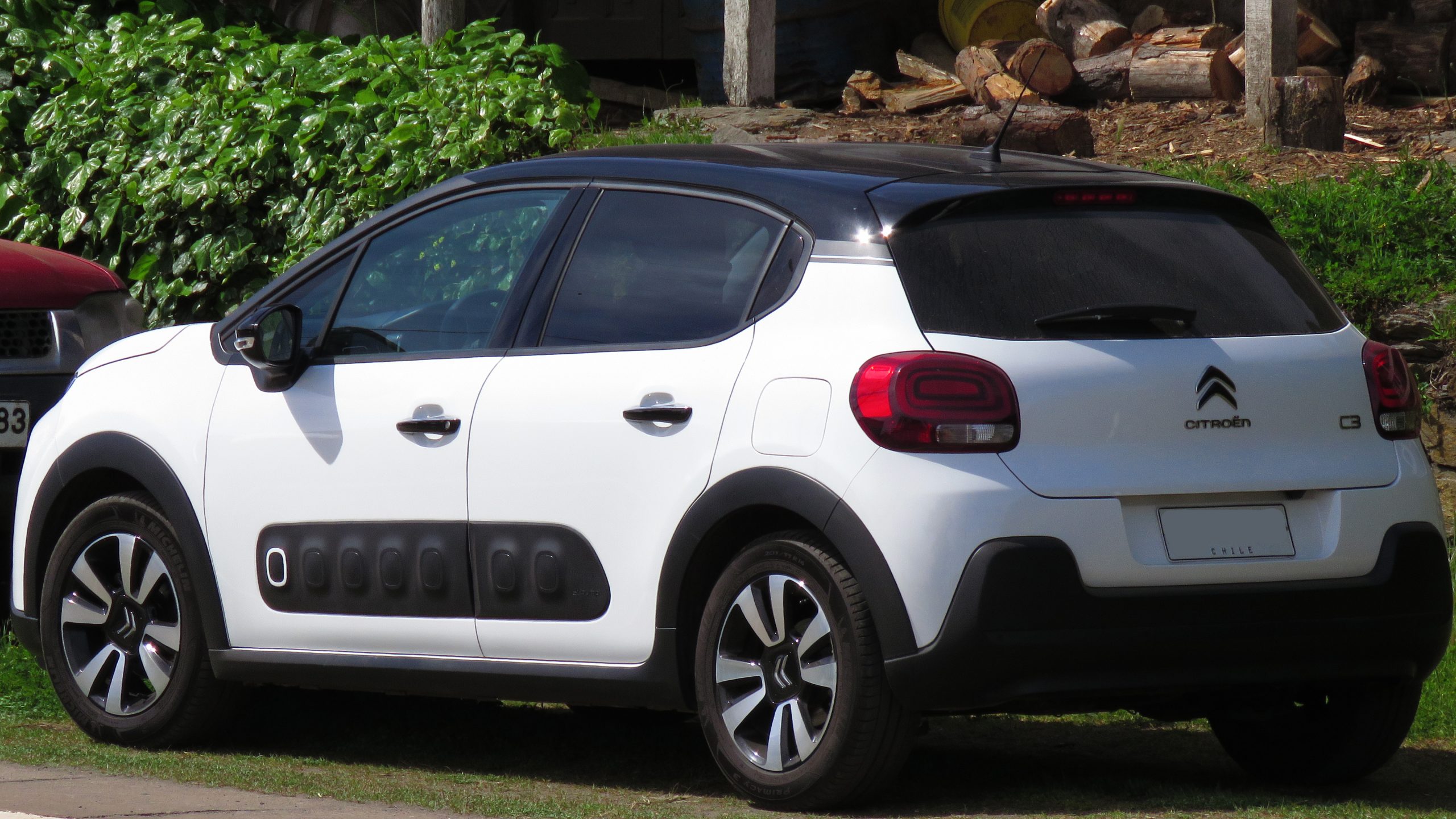 Heckansicht weißer Citroen C3