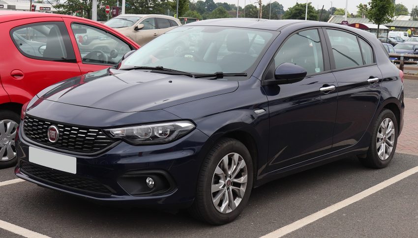 Frontansicht dunkelblauer Fiat Tipo